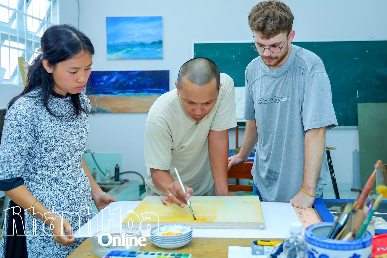 Trường Đại học Khánh Hòa và Trường Mỹ thuật châu Âu vùng Bretagne (Pháp) hợp tác dạy và học mỹ thuật 