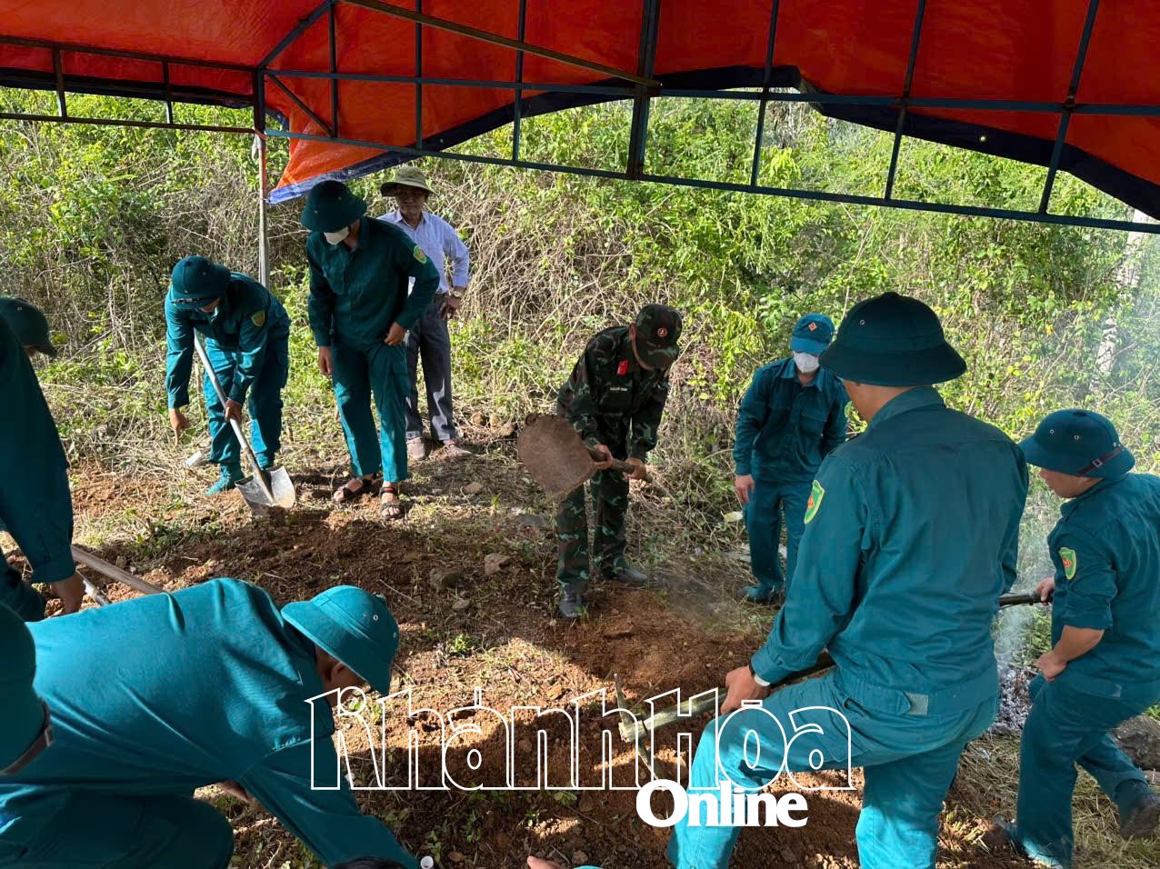 Các lực lượng tiến hành cất bốc hài cốt các liệt sĩ.