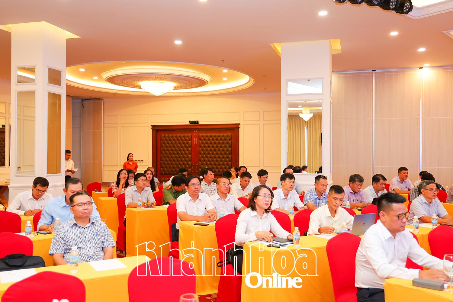 Các đại biểu tham gia buổi tập huấn giới thiệu về Khung kiến trúc số tỉnh Khánh Hòa phiên bản 4.0.

