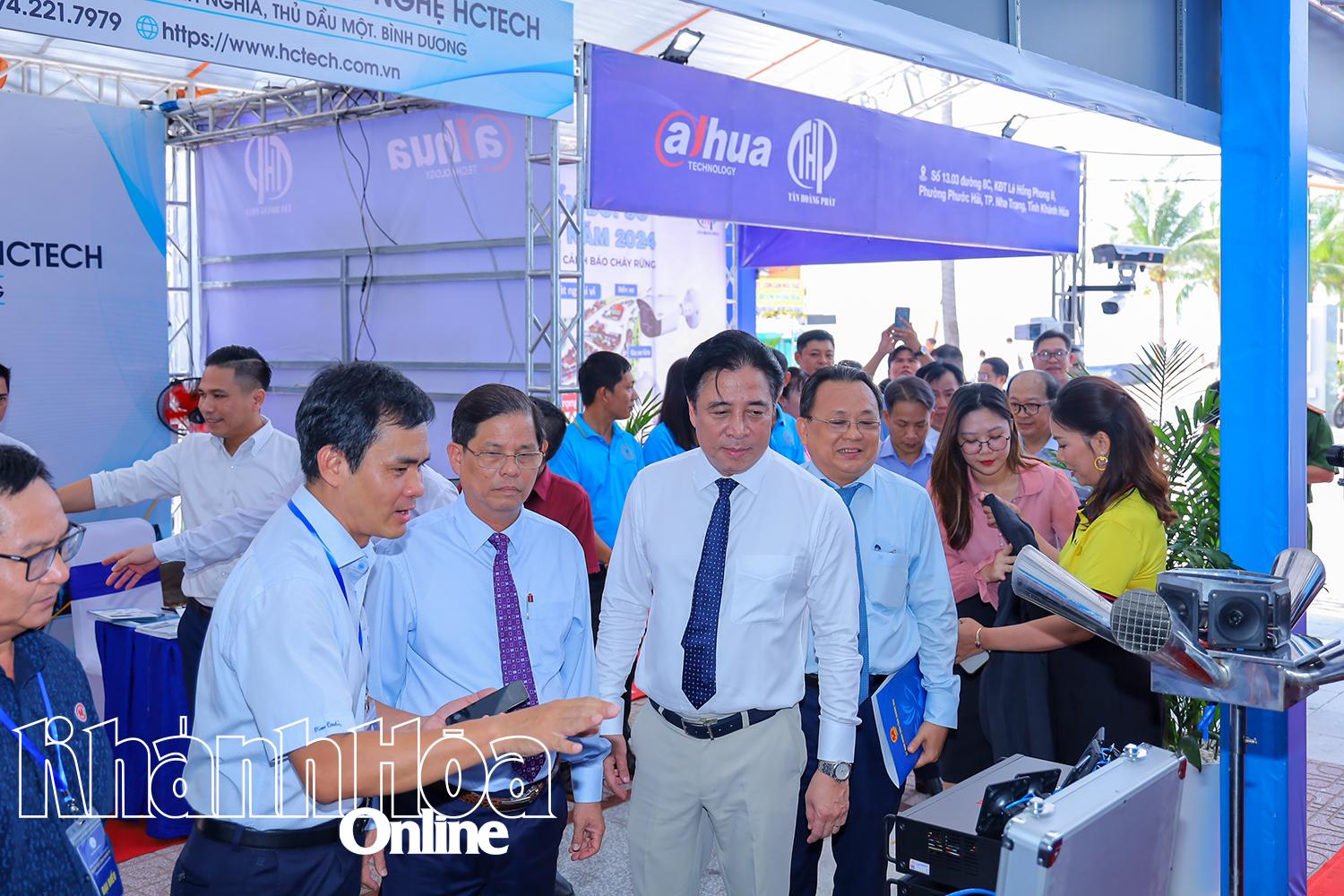 Lãnh đạo tỉnh Khánh Hòa đi xem một gian hàng công nghệ tại Ngày hội công nghệ số năm 2024. Ảnh minh họa.

