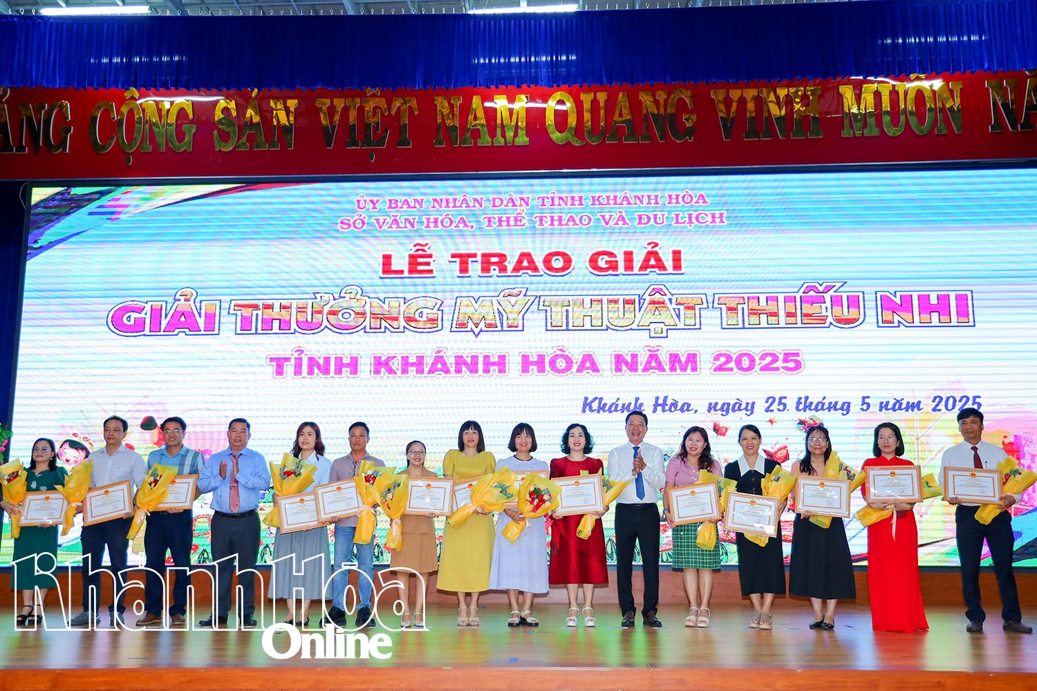 Đại diện Ban tổ chức cuộc thi trao giấy khen của Sở Văn hóa, Thể thao và Du lịch cho các tập thể có thành tích xuất sắc.