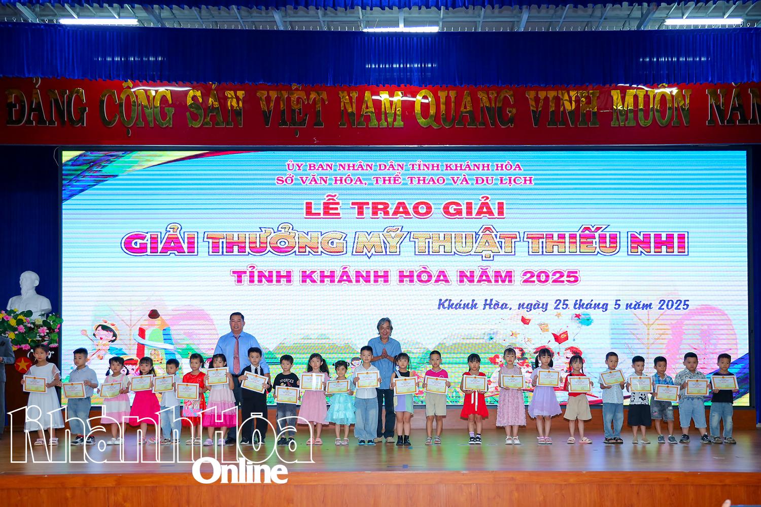 Đại diện Ban tổ chức cuộc thi trao giải vàng lứa tuổi Mầm non cho các thí sinh có tác phẩm đạt giải.