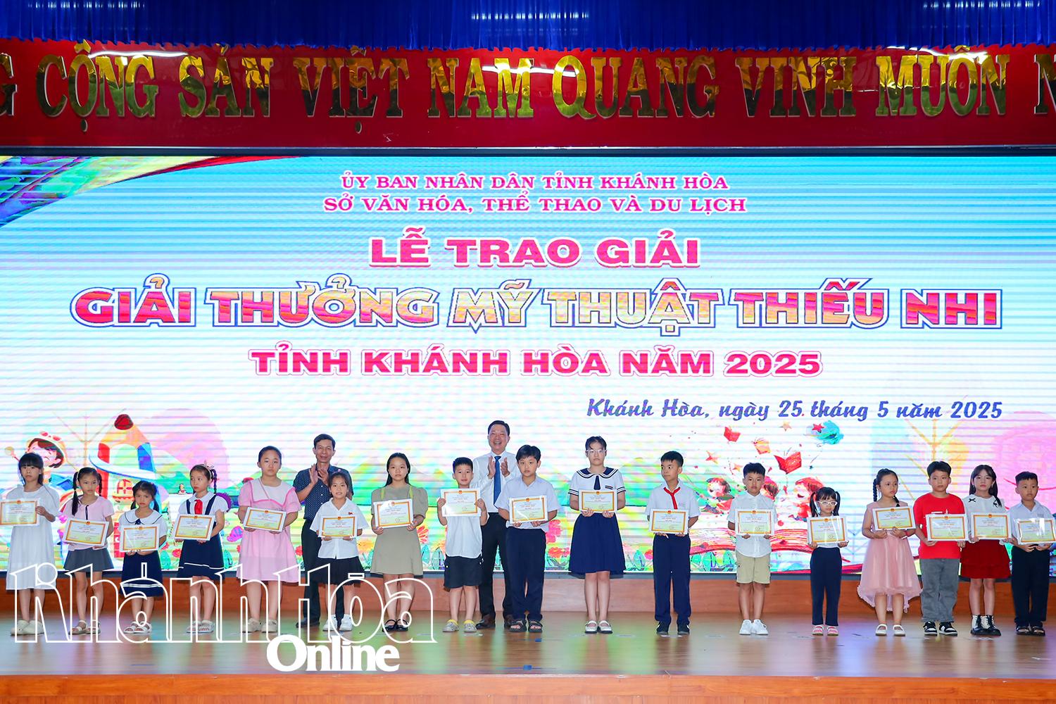 Đại diện Ban tổ chức cuộc thi trao giải vàng lứa tuổi Tiểu học cho các thí sinh có tác phẩm đạt giải.