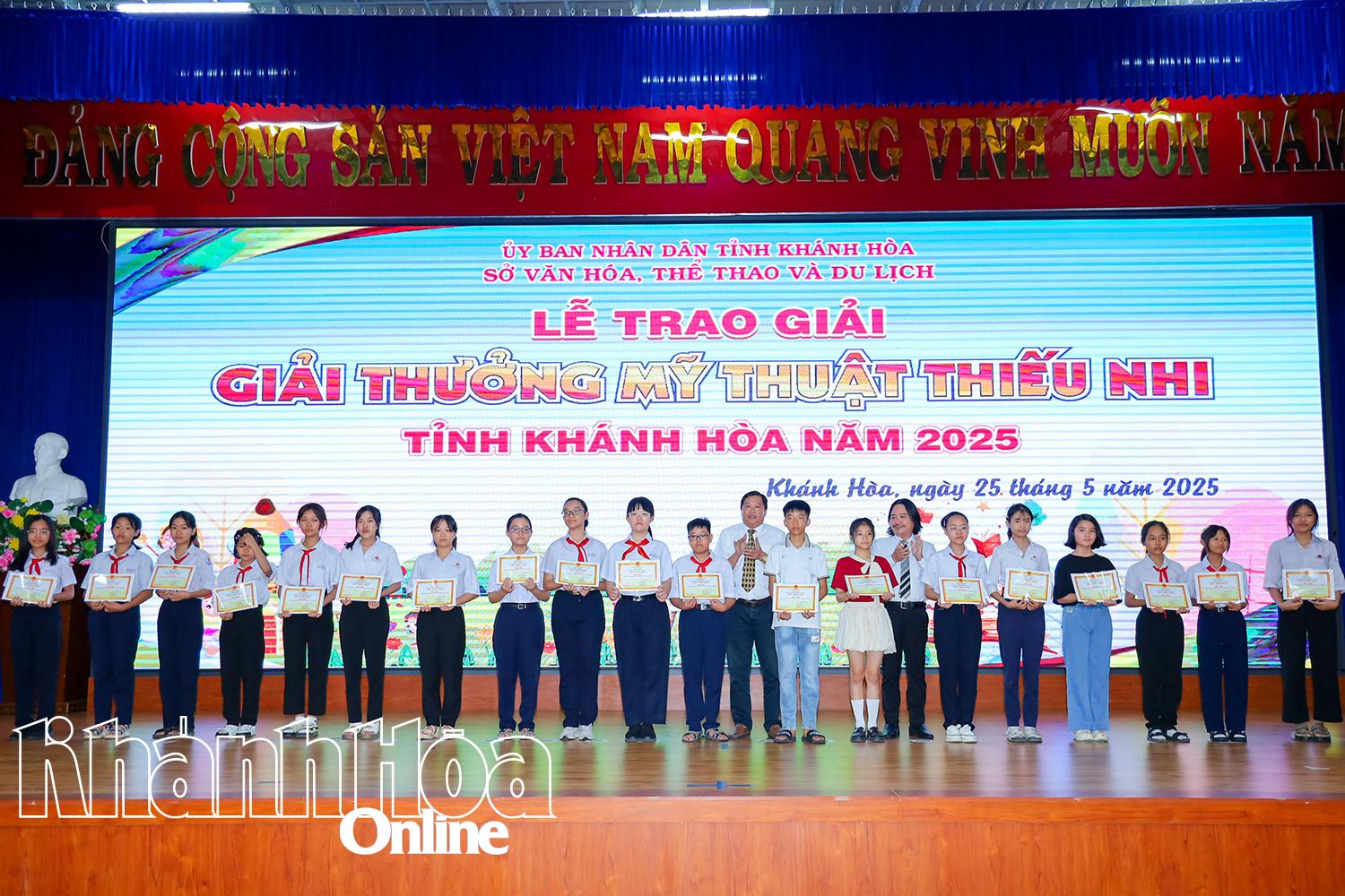 Đại diện Ban tổ chức cuộc thi trao giải vàng lứa tuổi Tiểu học cho các thí sinh có tác phẩm đạt giải.