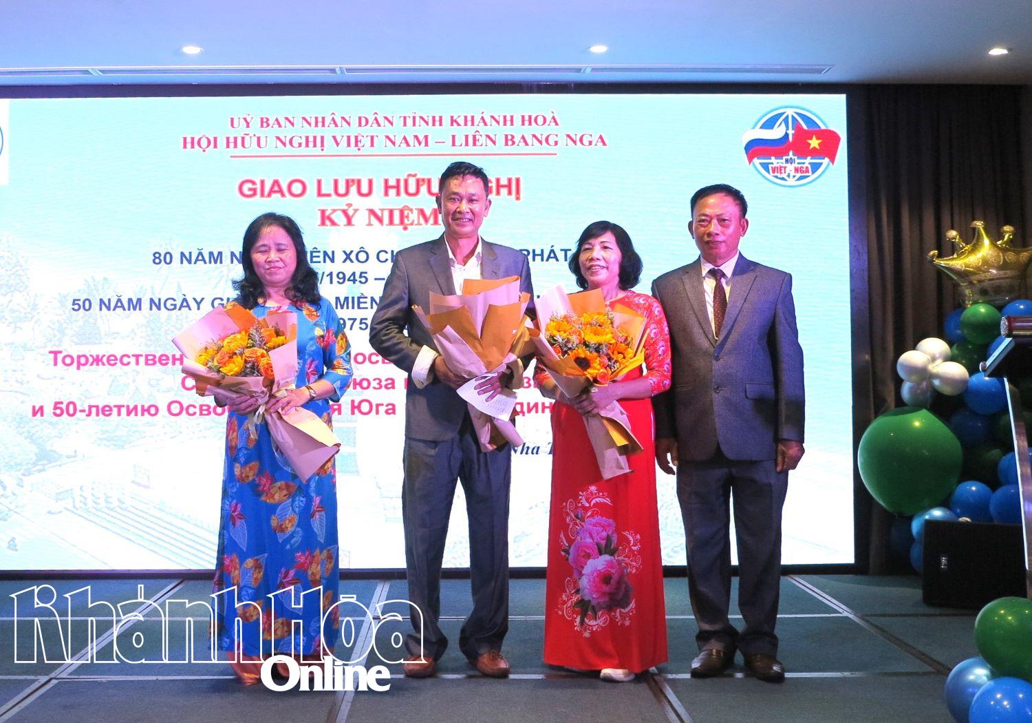 Đại diện Hội Hữu nghị Việt - Nga tỉnh Khánh Hòa trao quyết đình thành lập và tặng hoa chúc mừng Chi hội Hữu nghị thành phố Saint Petersburg.