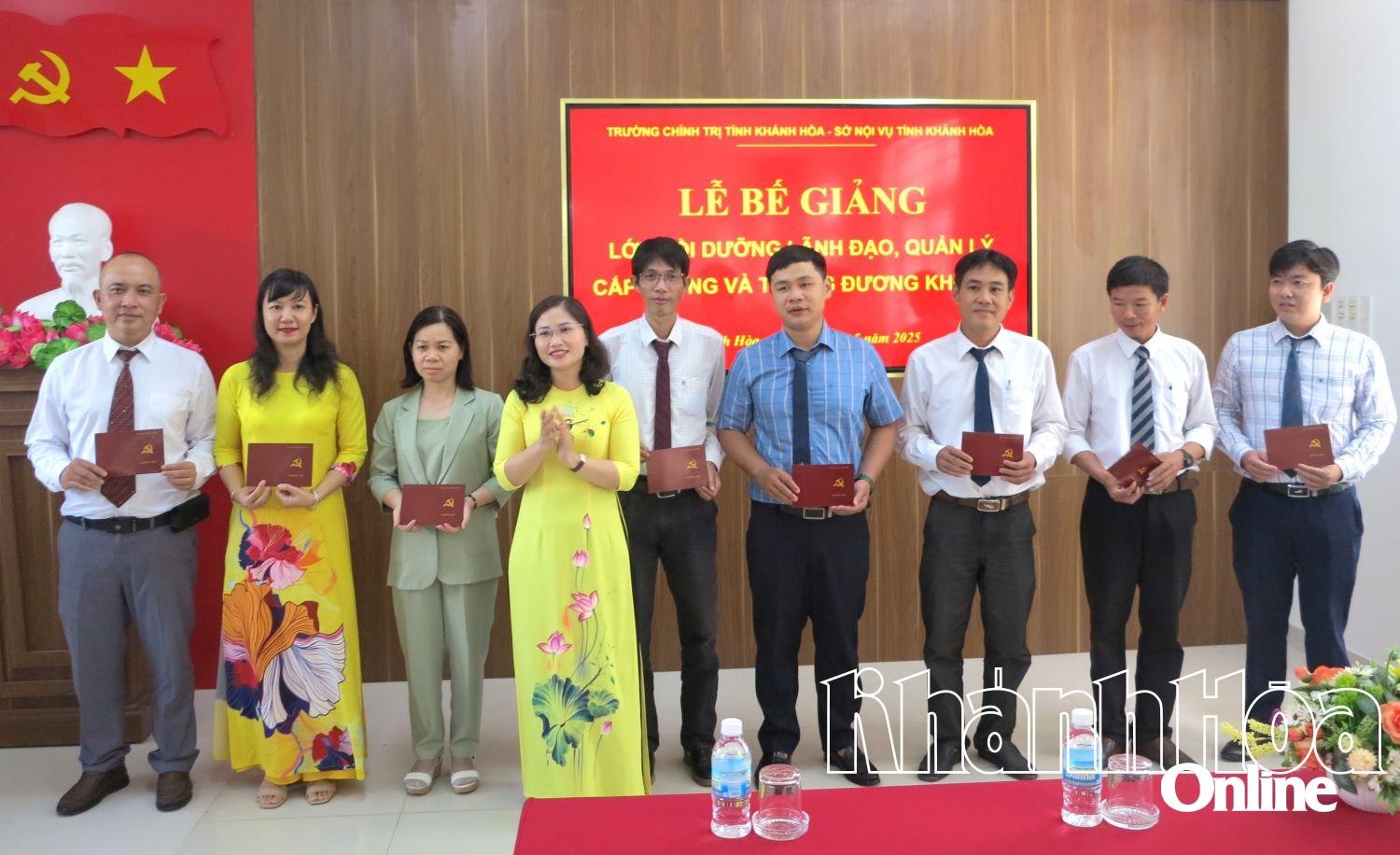 Bế giảng lớp bồi dưỡng lãnh đạo, quản lý cấp phòng và tương đương khóa 29