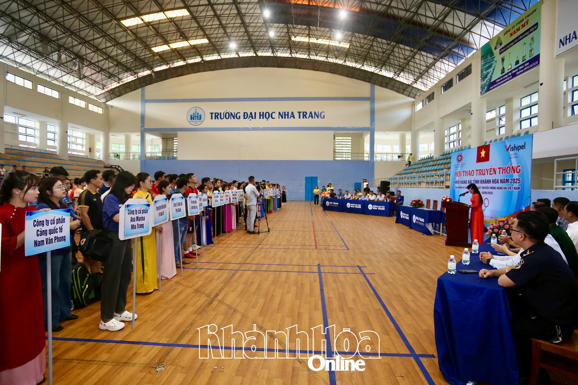 Quang cảnh buổi lễ khai mạc hội thao.