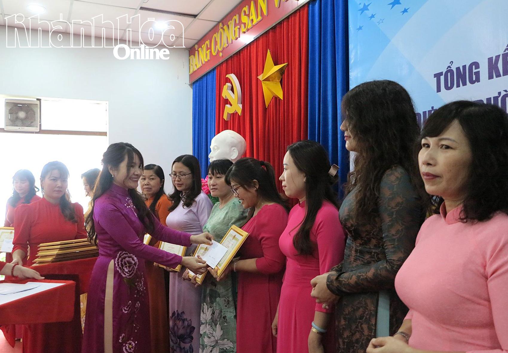 Bà Phan Thị Huế - Phó Trưởng phòng Giáo dục mầm non - Giáo dục phổ thông Sở Giáo dục và Đào tạo trao giấy khen cho các cá nhân.