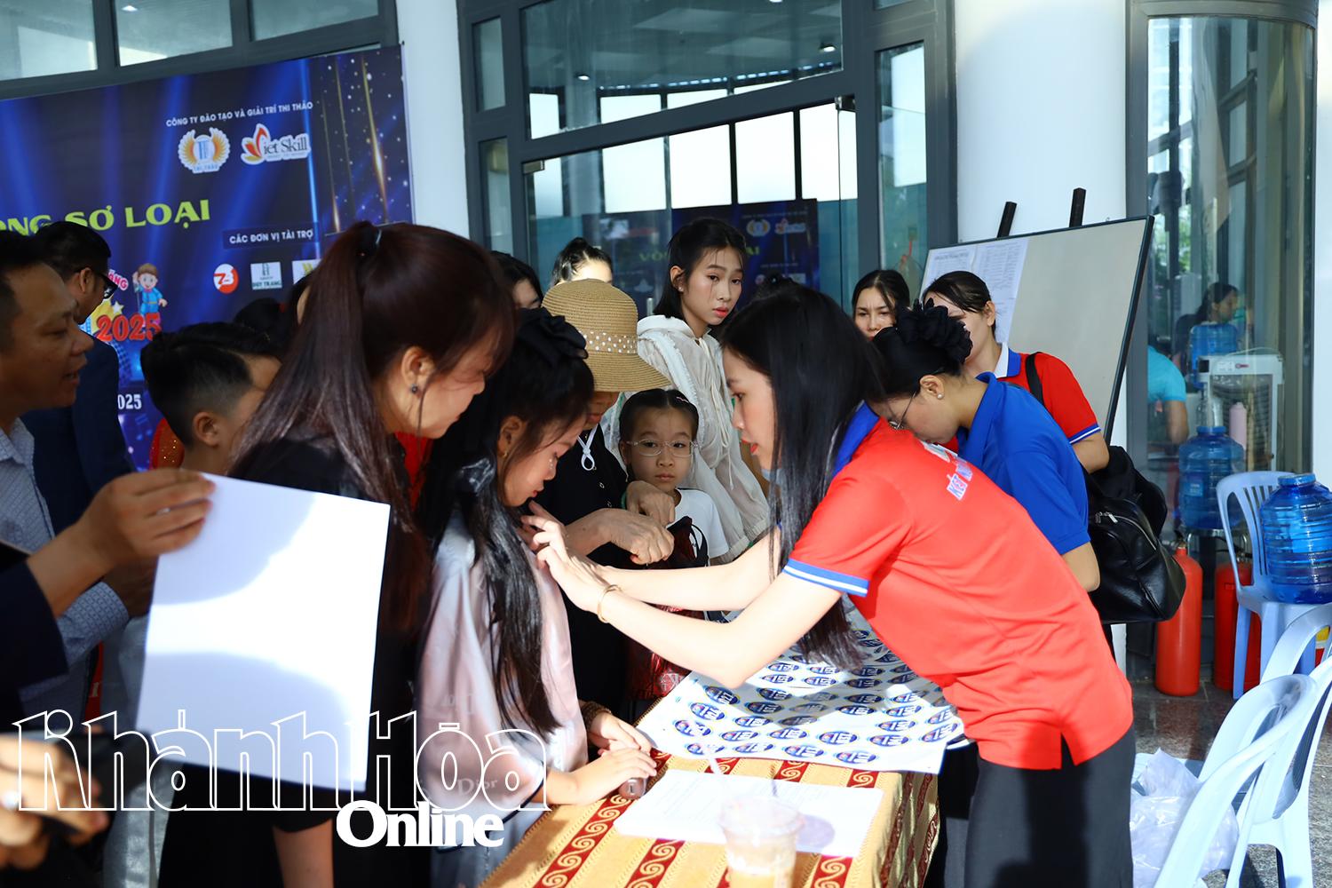 Các thí sinh nhận số báo danh tham gia vòng sơ loại.