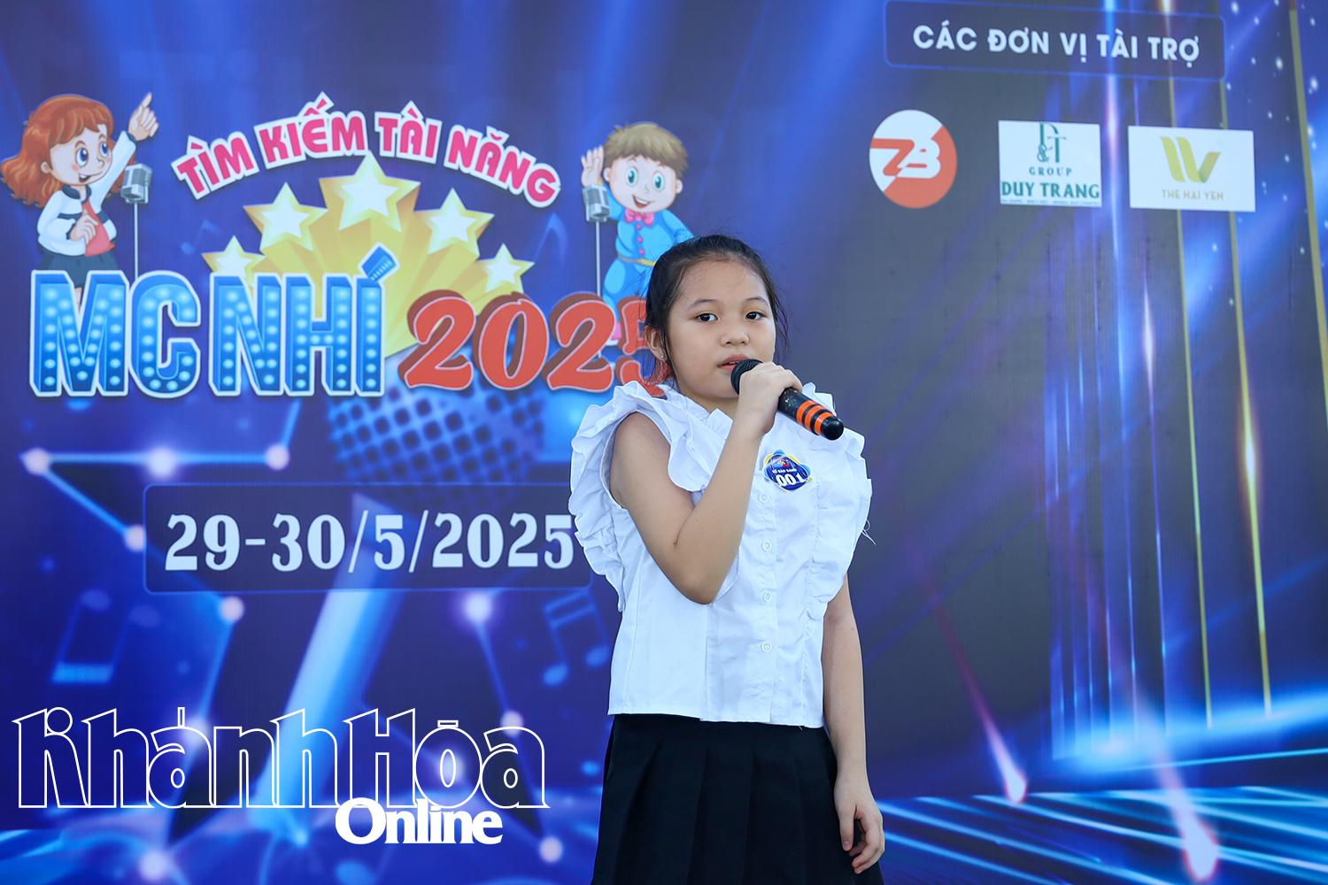 Phần thi của thí sinh Trần Nguyễn Tuệ An mở đầu vòng thi sơ loại.