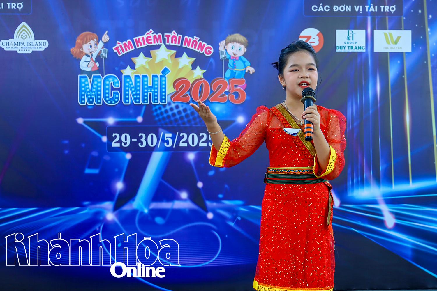 Phần thuyết trình của một thí sinh tại cuộc thi.