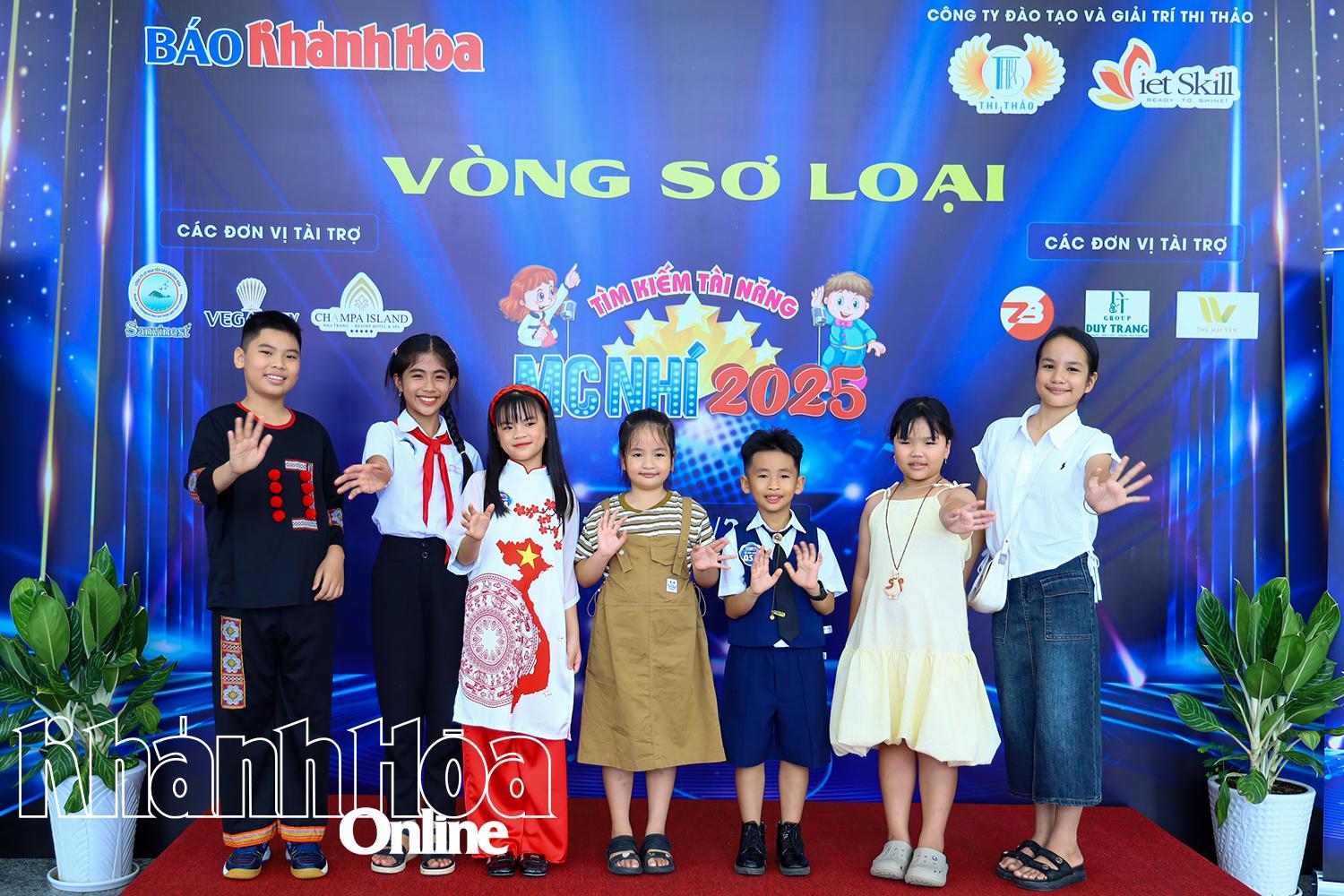 Những thí sinh đến từ huyện miền núi Khánh Vĩnh về tham gia cuộc thi.