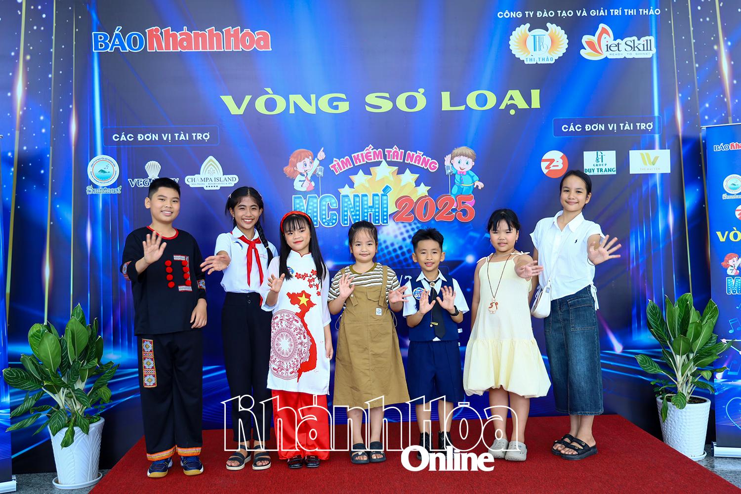 Nhóm thí sinh đến từ huyện Khánh Vĩnh tham gia cuộc thi.