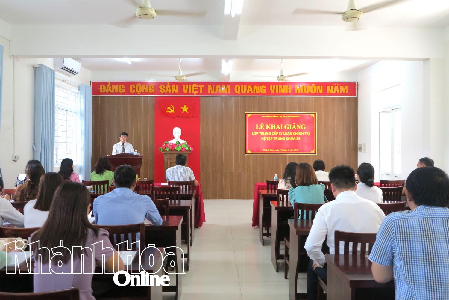 Khai giảng lớp Trung cấp lý luận chính trị hệ tập trung khóa 39