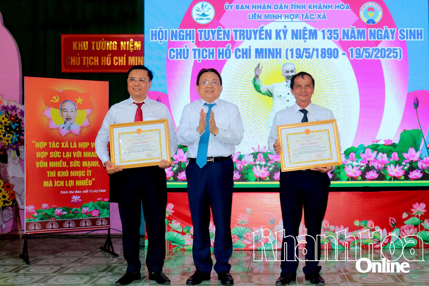 Ông Lê Hữu Hoàng trao bằng khen của UBND tỉnh cho 2 cá nhân xuất sắc.