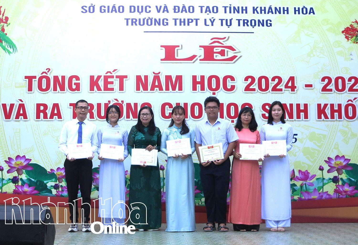 Trường THPT Lý Tự Trọng tổng kết năm học 2024 - 2025