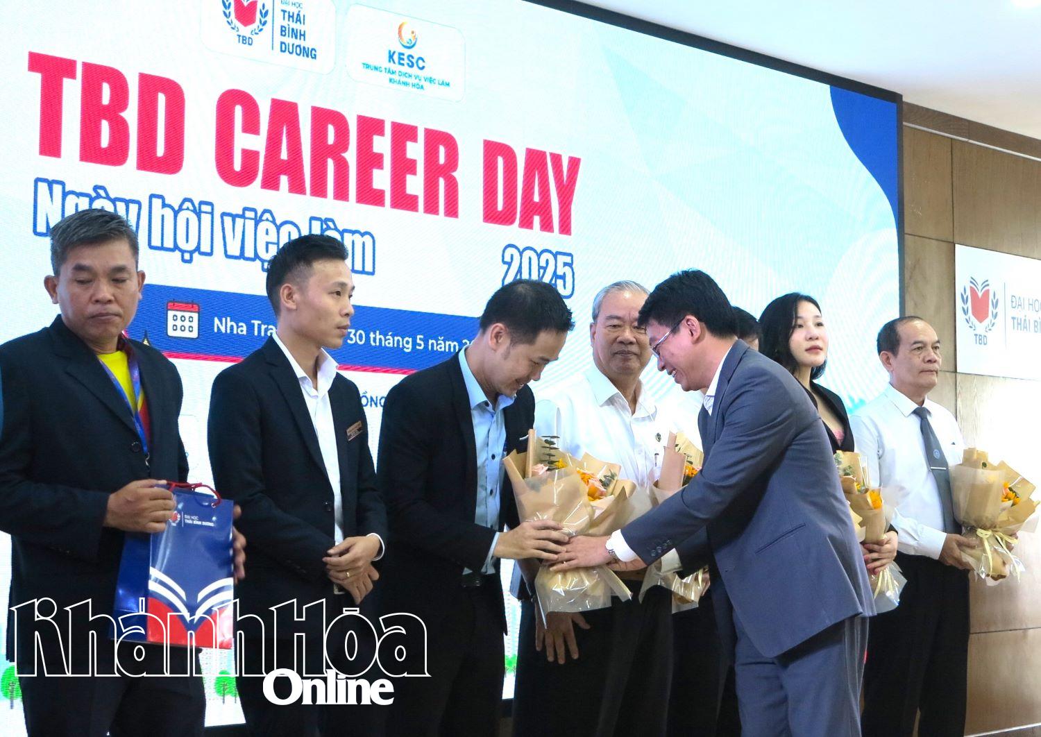 Giáo sư, Tiến sĩ Đào Văn Đông - Hiệu trưởng Trường Đại học Thái Bình Dương tặng hoa cho các đơn vi, doanh nghiệp đồng hành với chương trình. 