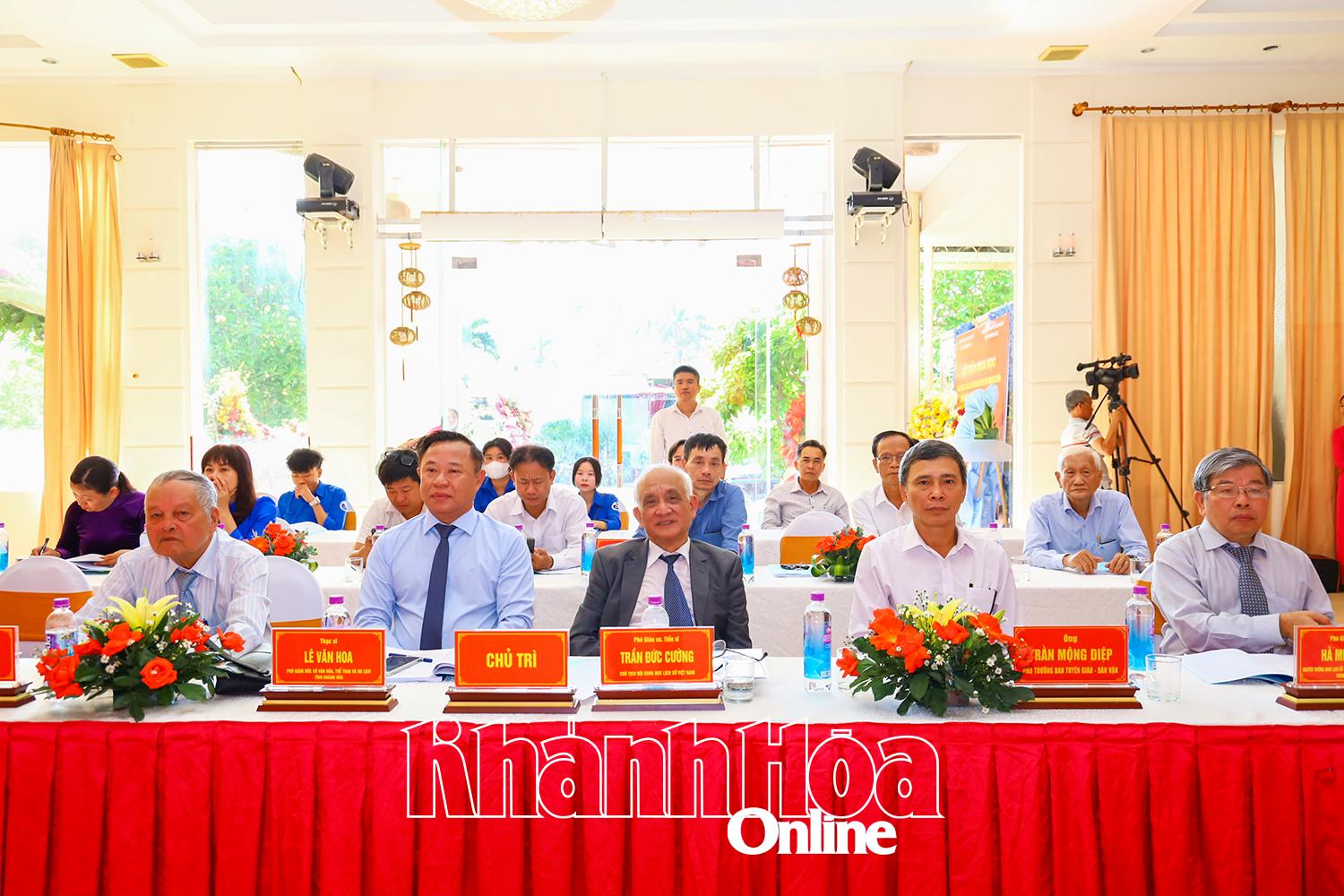 Đại biểu chủ trì hội thảo.