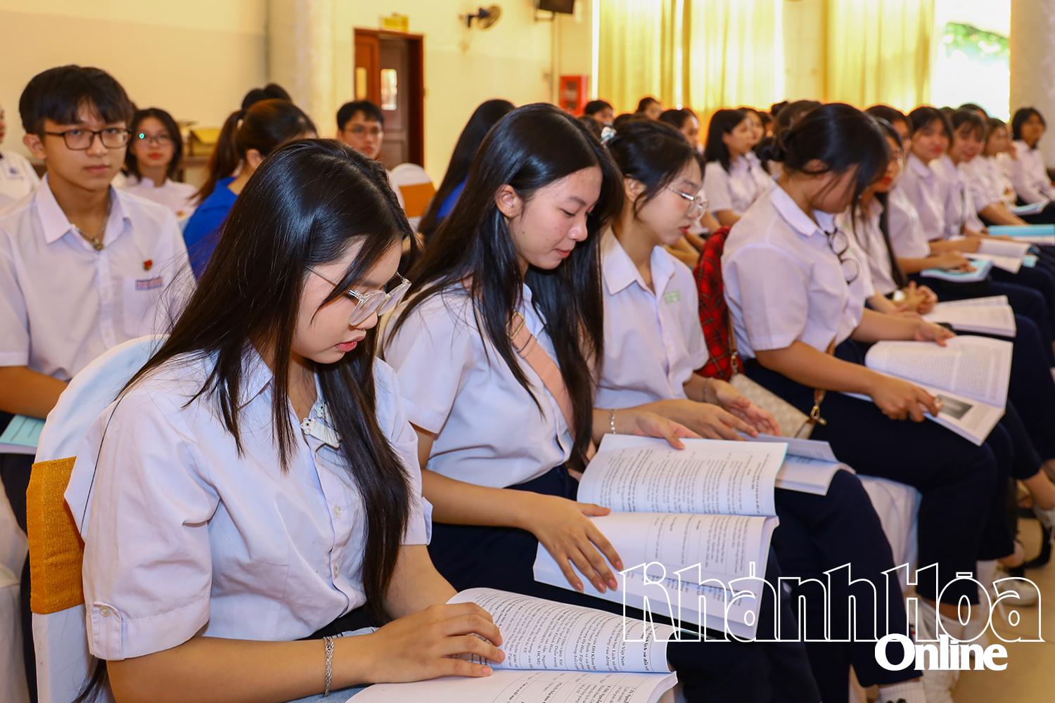 Các em học sinh đến tham dự hội thảo.