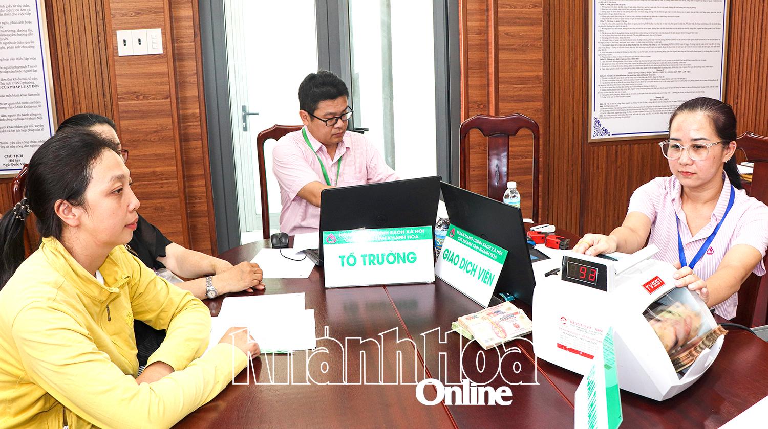 Gửi tiền qua tổ tiết kiệm và vay vốn giúp nhiều gia đình có tích lũy