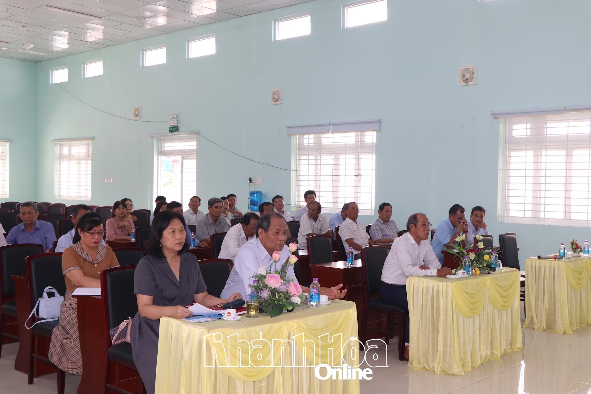 Quang cảnh buổi tiếp xúc cử tri.