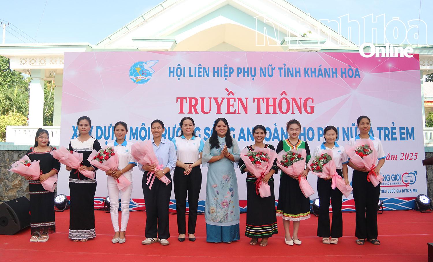 Sôi nổi các hoạt động truyền thông và phiên chợ quê vùng đồng bào dân tộc thiểu số