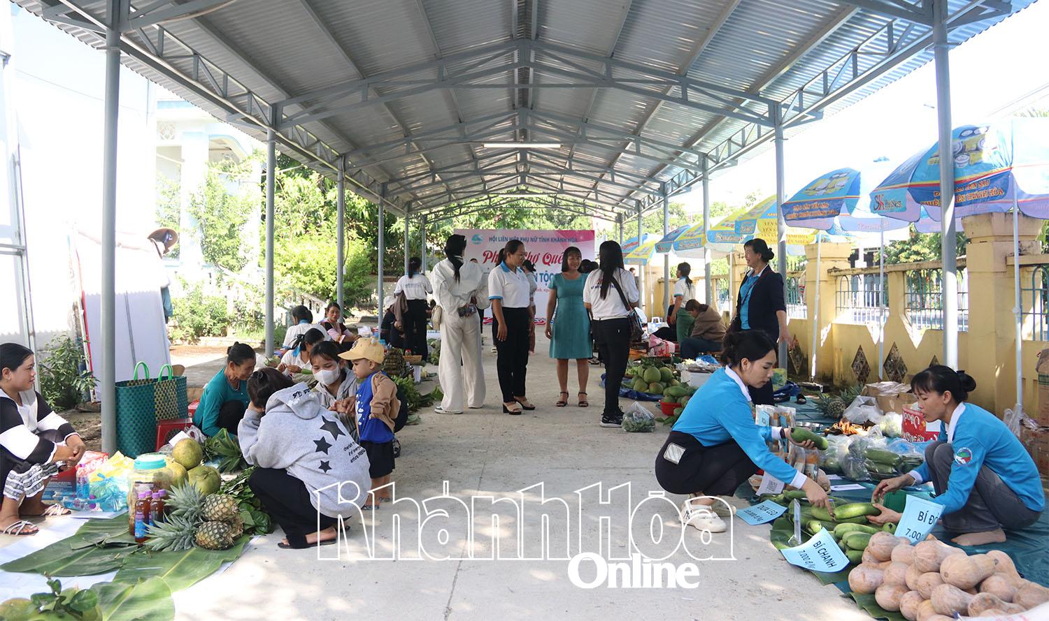 Phiên chợ quê có 30 gian hàng bày bán các mặt hàng nông sản địa phương; sản phẩm truyền thống của đồng bào dân tộc thiểu số; sản phẩm khởi nghiệp, khởi sự kinh doanh của phụ nữ...