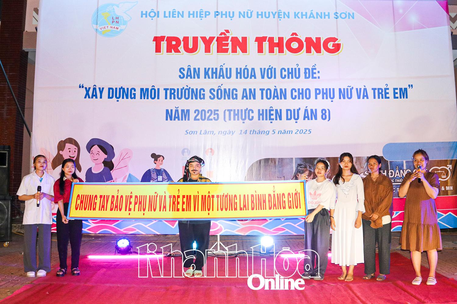 Hoạt động truyền thông bằng hình thức sân khấu hóa với các tiểu phẩm.