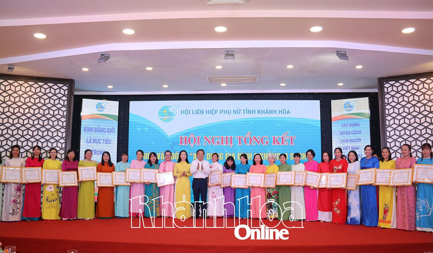 Hội Liên hiệp Phụ nữ tỉnh Khánh Hòa: Tổng kết 15 năm thực hiện Cuộc vận động “Xây dựng gia đình 5 không, 3 sạch” tham gia xây dựng nông thôn mới