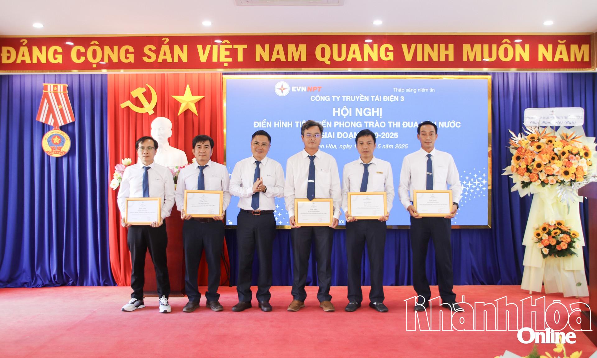 Lãnh đạo Công ty Truyền tải điện 3 khen thưởng các gương điển hình tiên tiến.