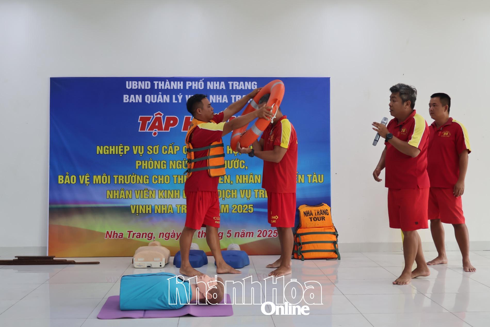 Thực tập các cứu hộ, cứu nạn trên biển.