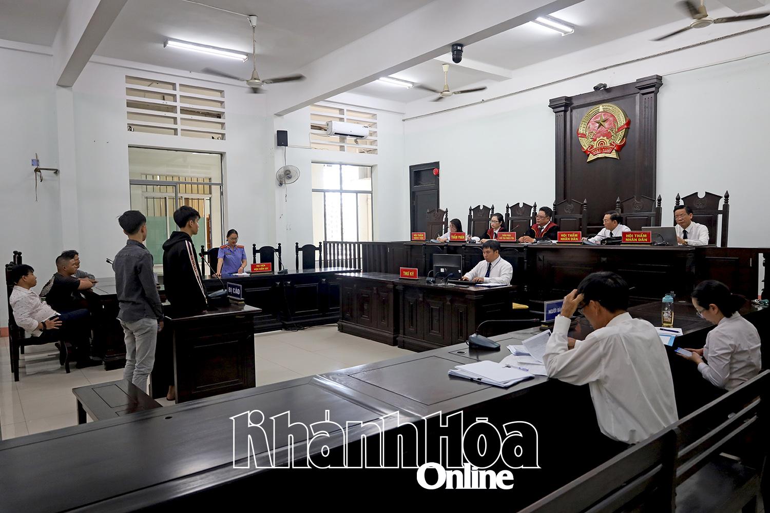 Đi đánh người giùm bạn, 2 anh em vào tù