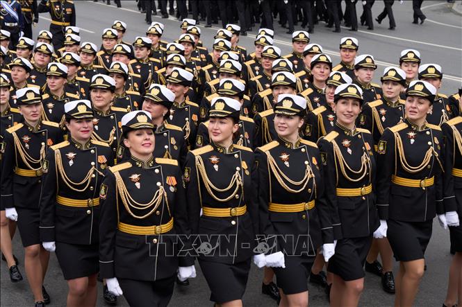 Nữ quân nhân tham gia lễ duyệt binh kỷ niệm 80 năm Ngày Chiến thắng phát xít tại thành phố Vladivostok, vùng Viễn Đông Nga ngày 9/5/2025. Ảnh: THX/TTXVN