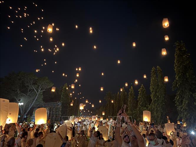 Lễ hội đèn lồng 'Ánh sáng hòa bình 2025' tại đền Phật giáo lớn nhất thế giới