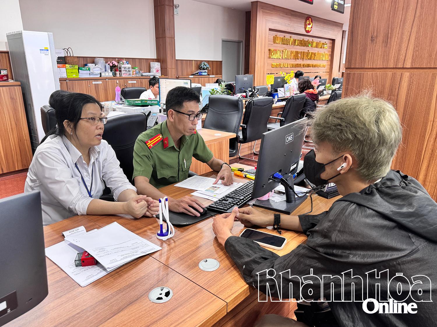 Trung tâm Phục vụ hành chính công tỉnh Khánh Hòa tiếp nhận, trả kết quả cấp phiếu lý lịch tư pháp cả sáng thứ Bảy