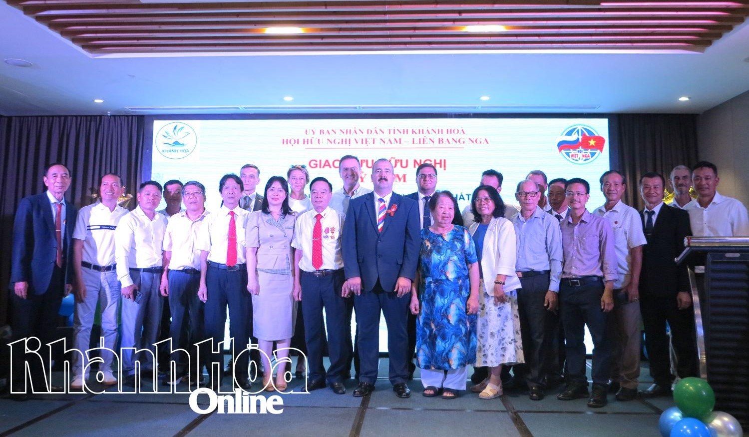 Các đại biểu chụp ảnh lưu niệm tại chương trình.