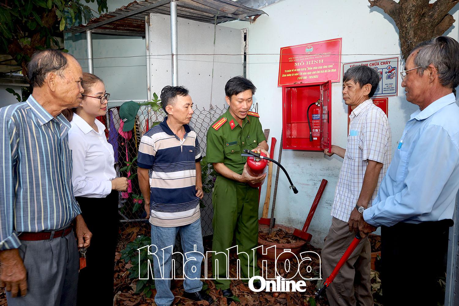 Các đại biểu tham quan mô hình.