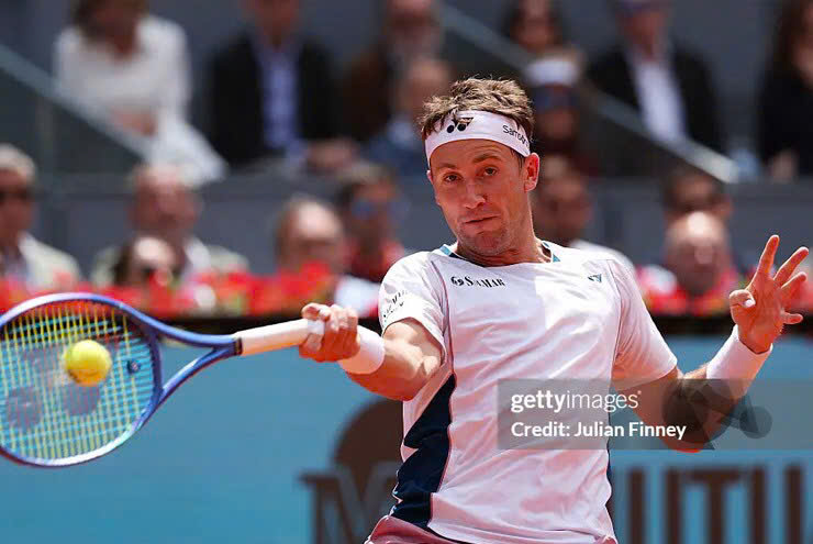 Madrid Open: “Ông vua sân cứng" Medvedev dừng bước 