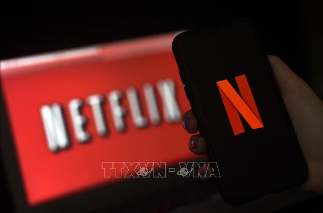 Biểu tượng Netflix trên màn hình máy tính và điện thoại tại Arlington, Virginia, Mỹ. Ảnh: AFP/TTXVN