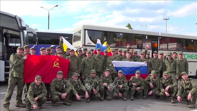 Hình ảnh trích từ video của Bộ Quốc phòng Nga ngày 23/5/2025 về các tù nhân Nga được phía Ukraine trả tự do, tại một địa điểm không xác định. Ảnh: inquirer.net/TTXVN