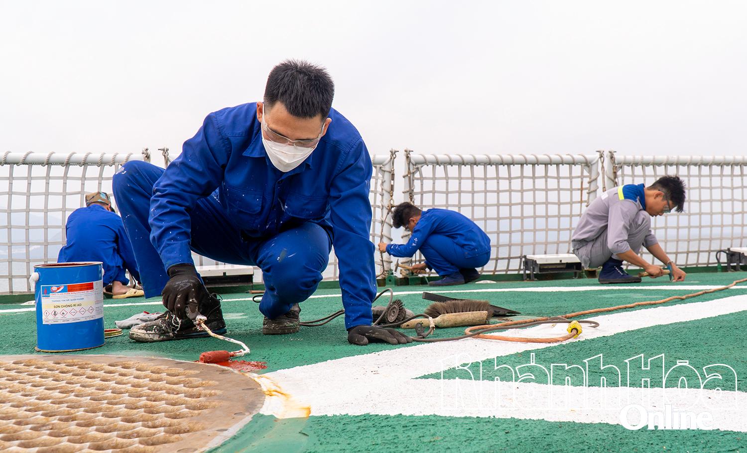 Đoàn viên, thanh niên Hải đoàn Cảnh sát biển 32 tổ chức bảo dưỡng, sơn, sửa các vị trí rỉ sét trên boong tàu.