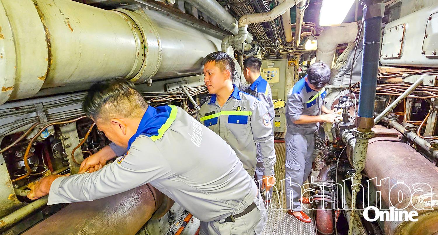 Cán bộ, chiến sĩ Hải đoàn Cảnh sát biển 32 bảo trì, bảo dưỡng thiết bị trong khoang máy tàu.