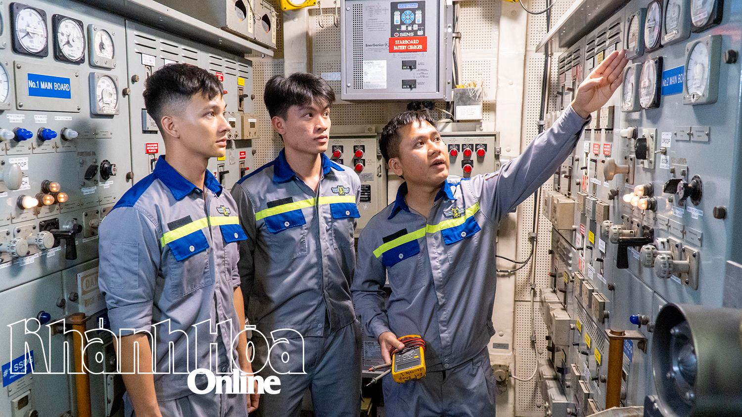 Nhân viên kỹ thuật hướng dẫn, truyền đạt kinh nghiệm bảo trì, bảo dưỡng và làm chủ trang thiết bị, vũ khí hiện đại trên tàu cho cán bộ, chiến sĩ trẻ.