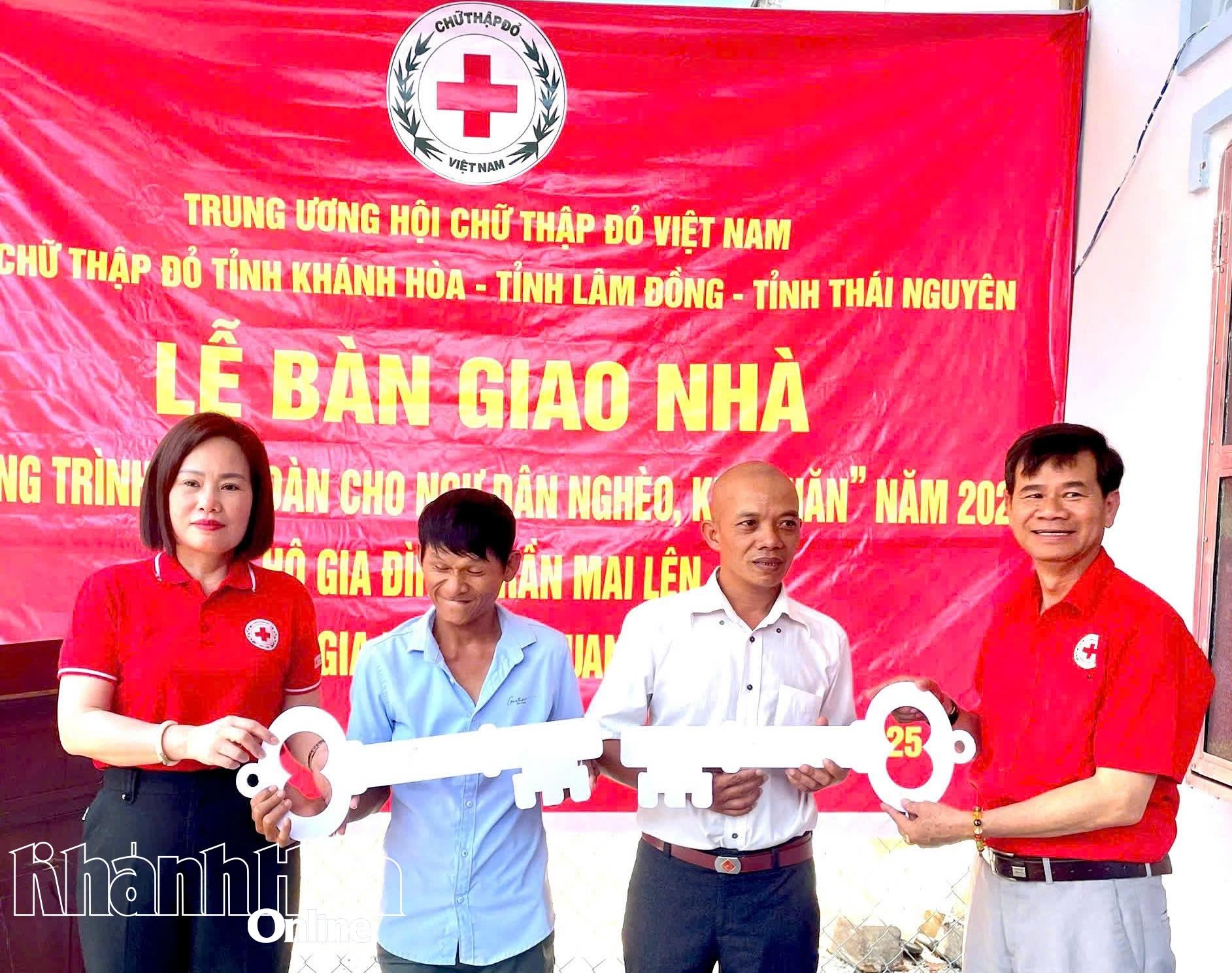 Đại diện Hội Chữ thập đỏ tỉnh Thái Nguyên và Lâm Đồng trao tượng trưng chìa khoá nhà cho 2 hộ ngư dân.