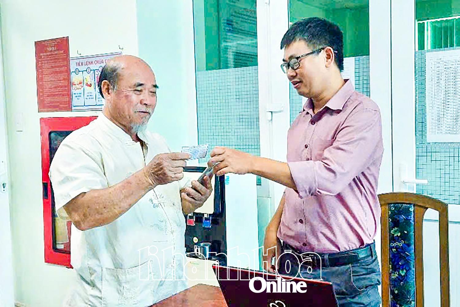 Người dân được công chức Bảo hiểm xã hội tỉnh tư vấn trực tiếp về thủ tục hành chính.