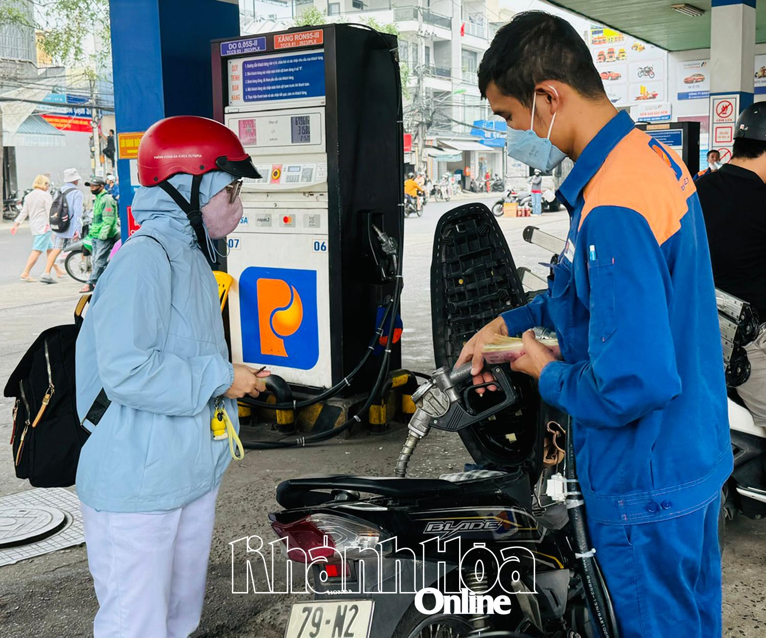 Giá xăng giảm 380 đến 410 đồng/lít