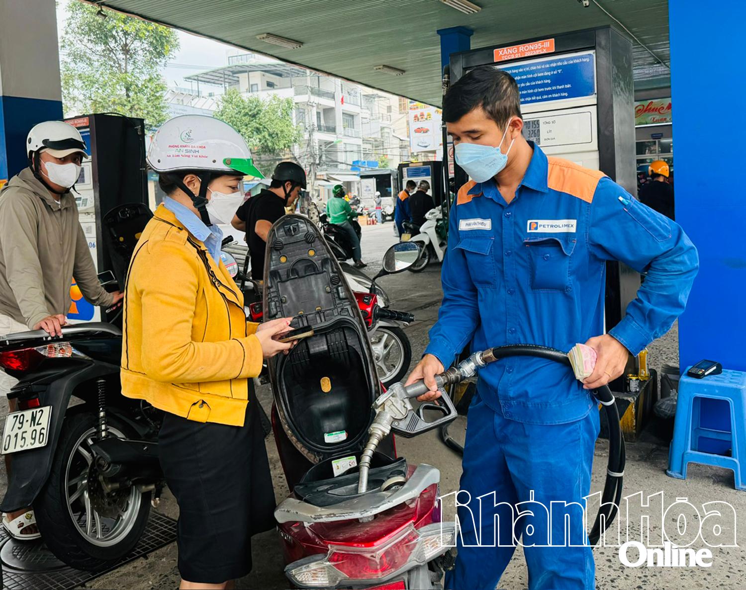 Người dân đổ xăng ở Nha Trang.