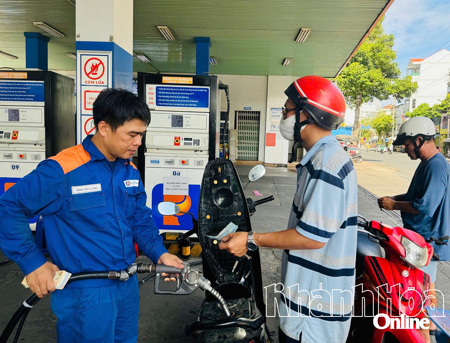 Giá xăng, dầu đồng loạt giảm nhẹ