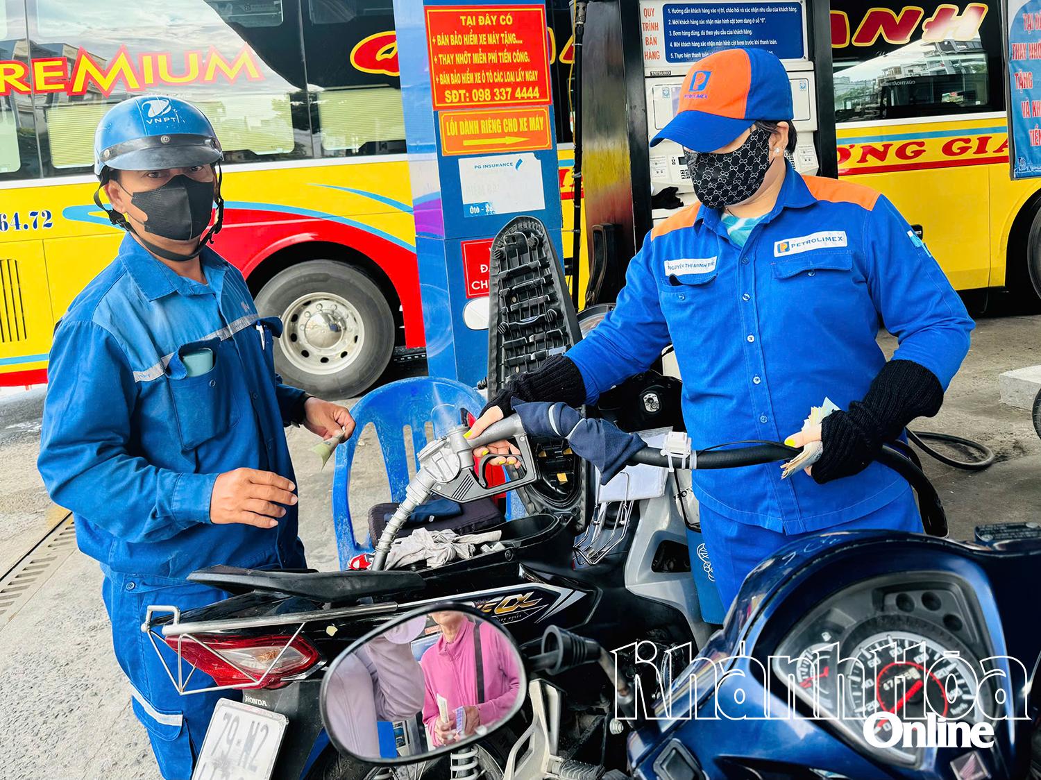 Người dân đổ xăng ở Nha Trang