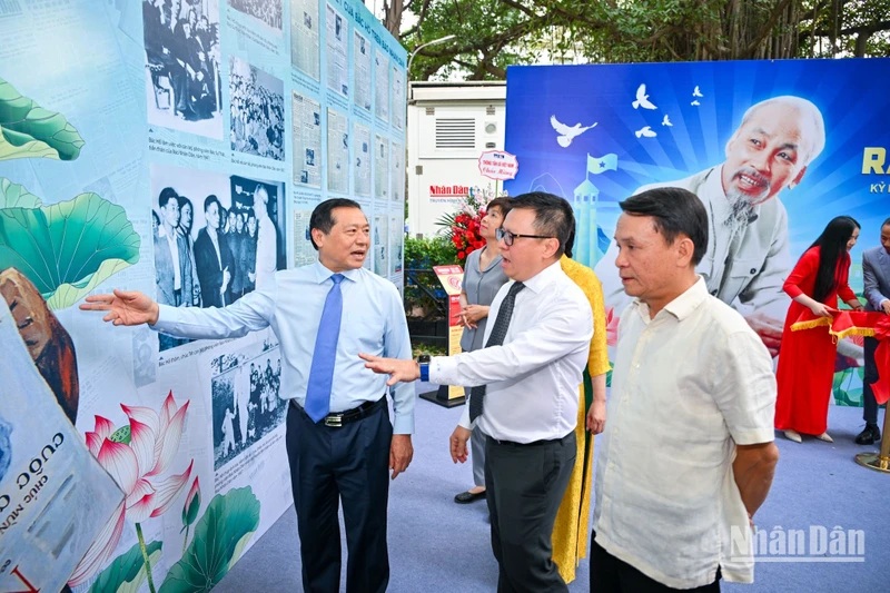 Báo Nhân Dân khai mạc triển lãm và ra mắt ấn phẩm đặc biệt kỷ niệm 135 năm Ngày sinh Chủ tịch Hồ Chí Minh